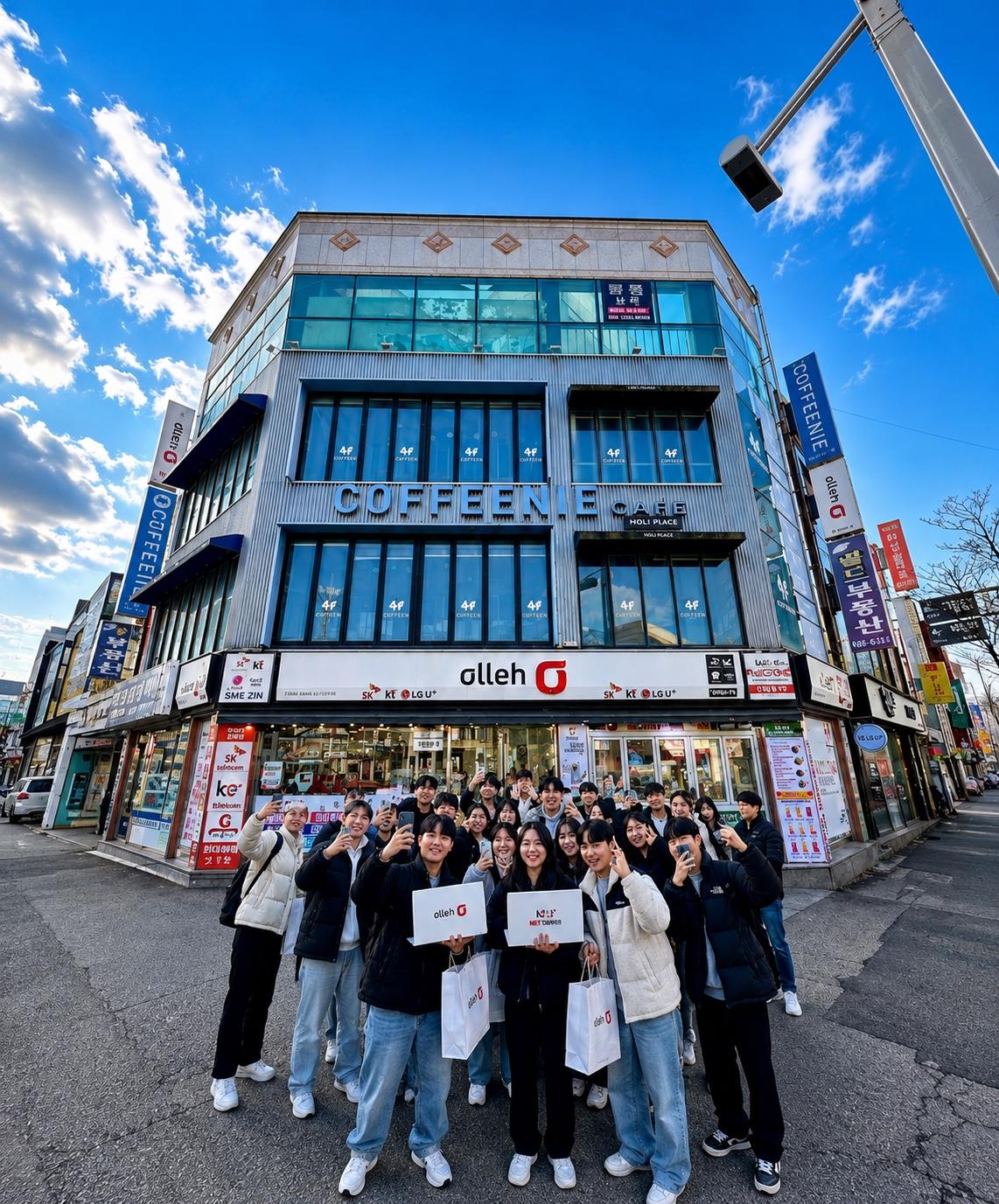 WS_Phoneshop 매장 앞에 모인 고객과 직원들